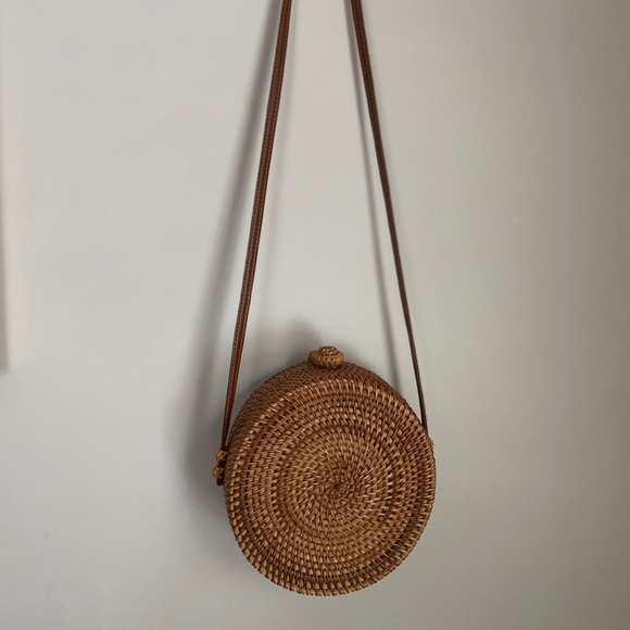 Handwoven crossbody rattan bag - Picture 5 of 11